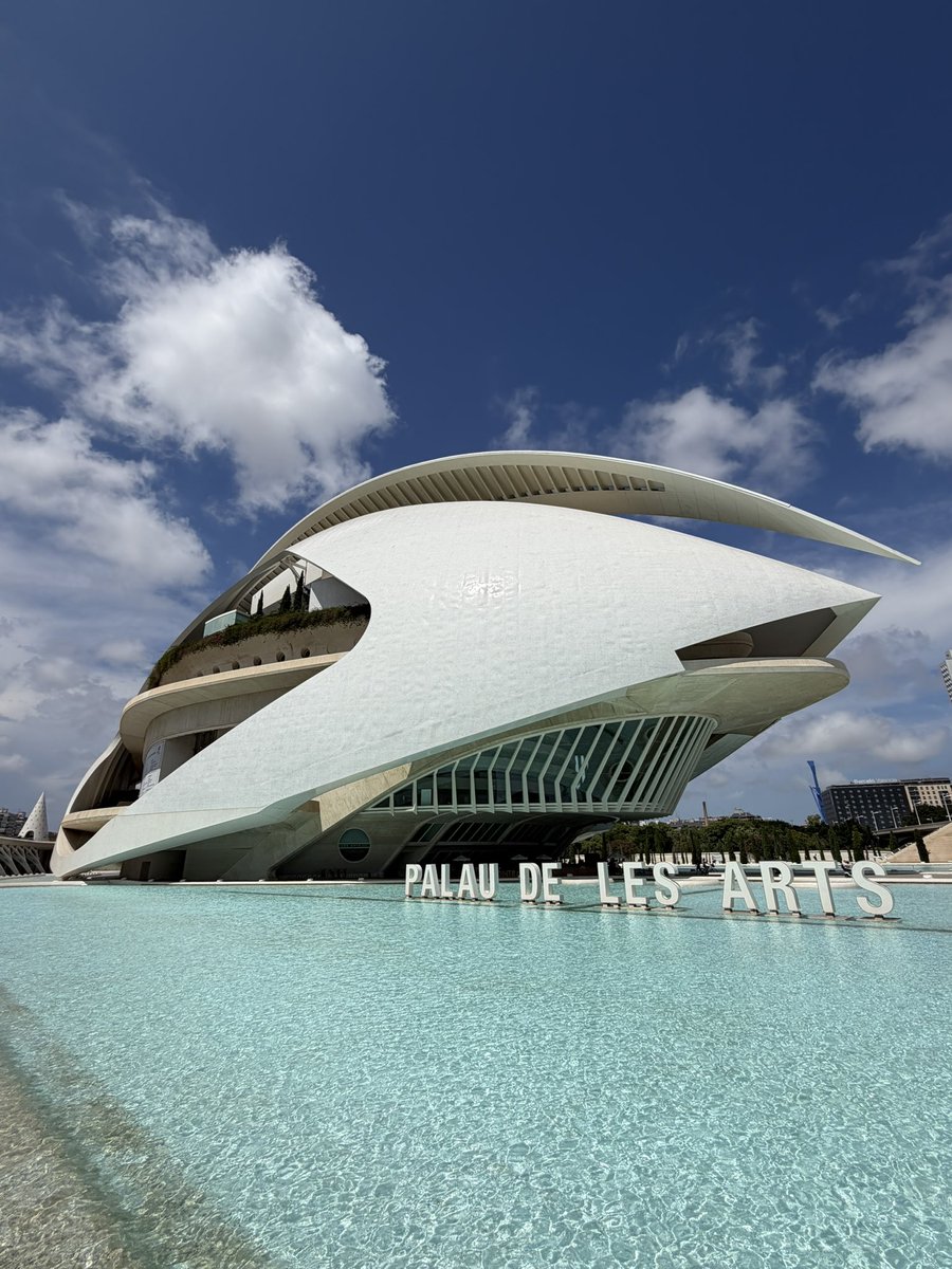 Liberalnedisco's tweet photo. Wyszło Calatravie zagospodarowanie koryta rzeki Turia
Ciudades des las Artes to fenomenalny przykład wizji architektonicznej, przenoszącej człowieka w świat nierzeczywisty, futurystyczny, jak i również pełen wrażliwość i czułości na piękno 
Fantastyczne miejsce w Walencji https://t.co/iQfdTIxcnu