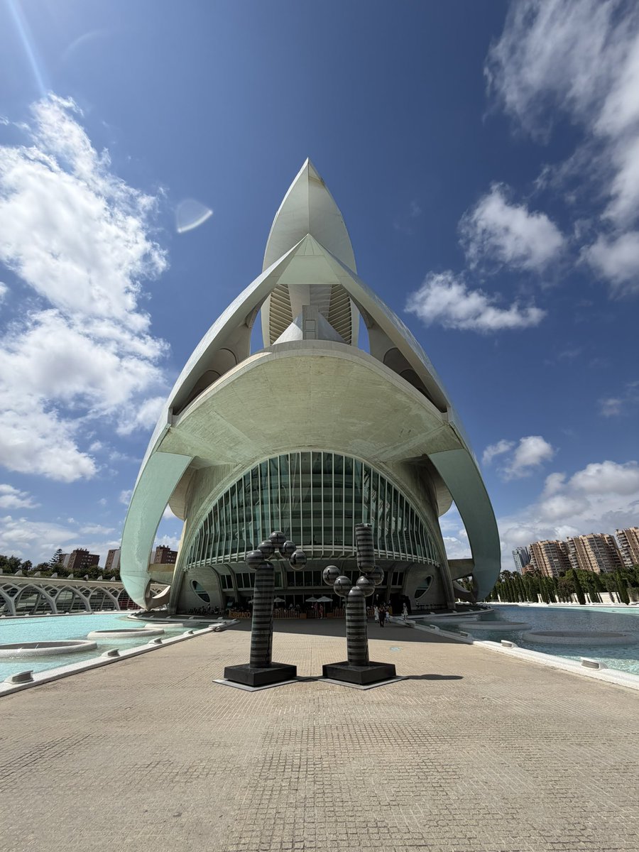 Liberalnedisco's tweet photo. Wyszło Calatravie zagospodarowanie koryta rzeki Turia
Ciudades des las Artes to fenomenalny przykład wizji architektonicznej, przenoszącej człowieka w świat nierzeczywisty, futurystyczny, jak i również pełen wrażliwość i czułości na piękno 
Fantastyczne miejsce w Walencji https://t.co/iQfdTIxcnu
