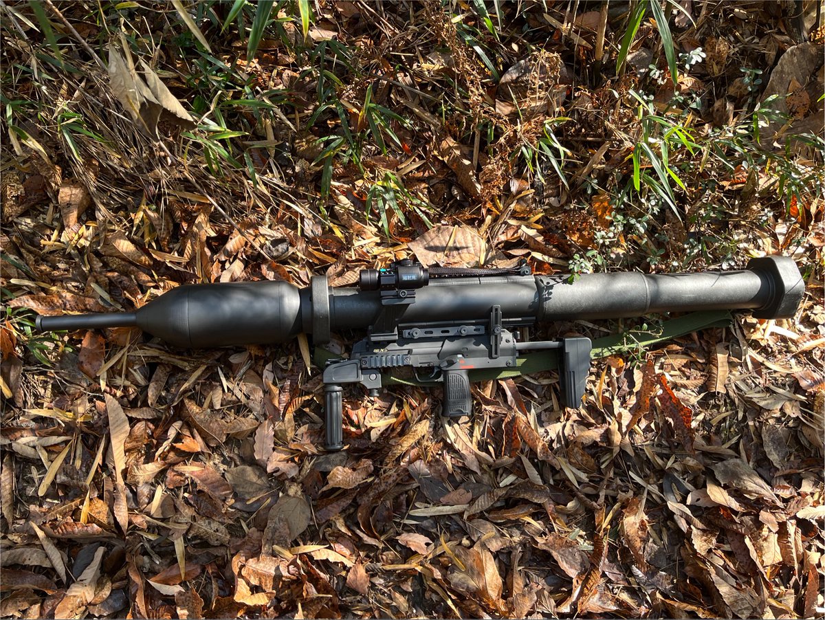 hari46135669's tweet photo. 110mm個人携帯対戦車弾(#LAM)を製作しました。
弾薬部は3Dプリンタと塩ビ管でフルスクラッチし、射撃装置部はマルイMP7を使用してます。弾頭は飛びませんがグリップ上からBB弾が飛び出します！

#サバゲー装備 #エアガン #3Dprinting https://t.co/zeYZKRqGZ4