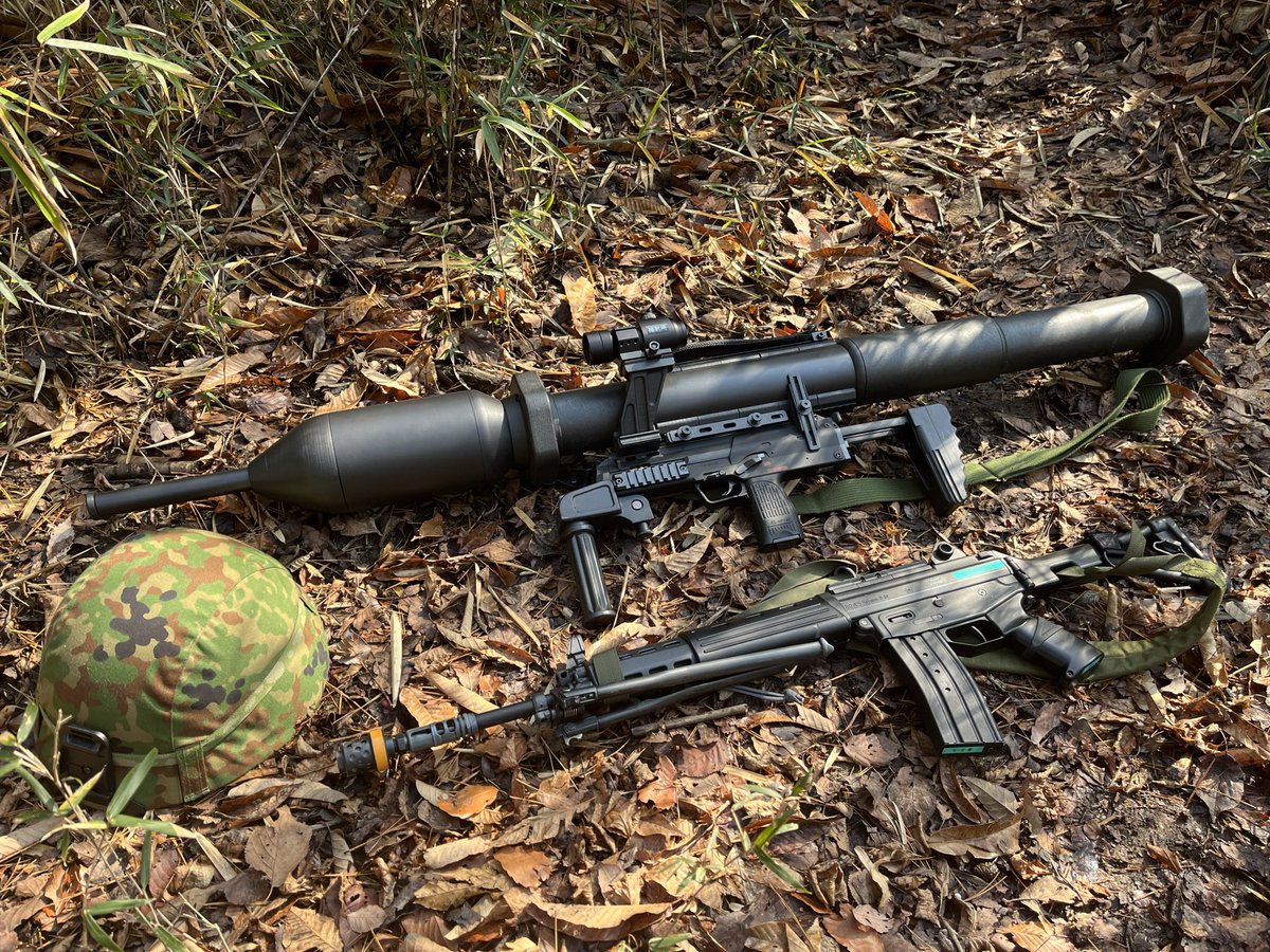 hari46135669's tweet photo. 110mm個人携帯対戦車弾(#LAM)を製作しました。
弾薬部は3Dプリンタと塩ビ管でフルスクラッチし、射撃装置部はマルイMP7を使用してます。弾頭は飛びませんがグリップ上からBB弾が飛び出します！

#サバゲー装備 #エアガン #3Dprinting https://t.co/zeYZKRqGZ4