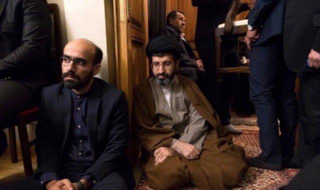 alinaghi2018's tweet photo. آتش شاکرمی شاید تنها کسی‌ باشد که حمایت تمام احزاب مخالف پهلوی را داشته باشد و تفکرات وی به عنوان نقشه راه جنون و جماران و اقلیم معرفی‌ می‌‌شود. آتش معتقد است با حمایت از قالیباف می‌‌توان به حکومتی <<متعادل>> رسید. سوال من از رهبران فرقه جنون این است، این اگر همان فریب اصلاح طلبی با مهره‌های جدید نیست پس چیست؟ چرا خود را به دروغ مخالف جمهوری اسلامی می‌‌خوانید بعد می‌‌روید در رسانه‌های انگلیسی‌ می‌‌گویید بین مخالفان اختلاف هست و باید با جمهوری اسلامی معامله شود. شرف که ندارید، اما گفتم بدانید مردم می‌‌فهمند برای حفظ جمهوری اسلامی چه کار‌ها که نمی‌‌کنید