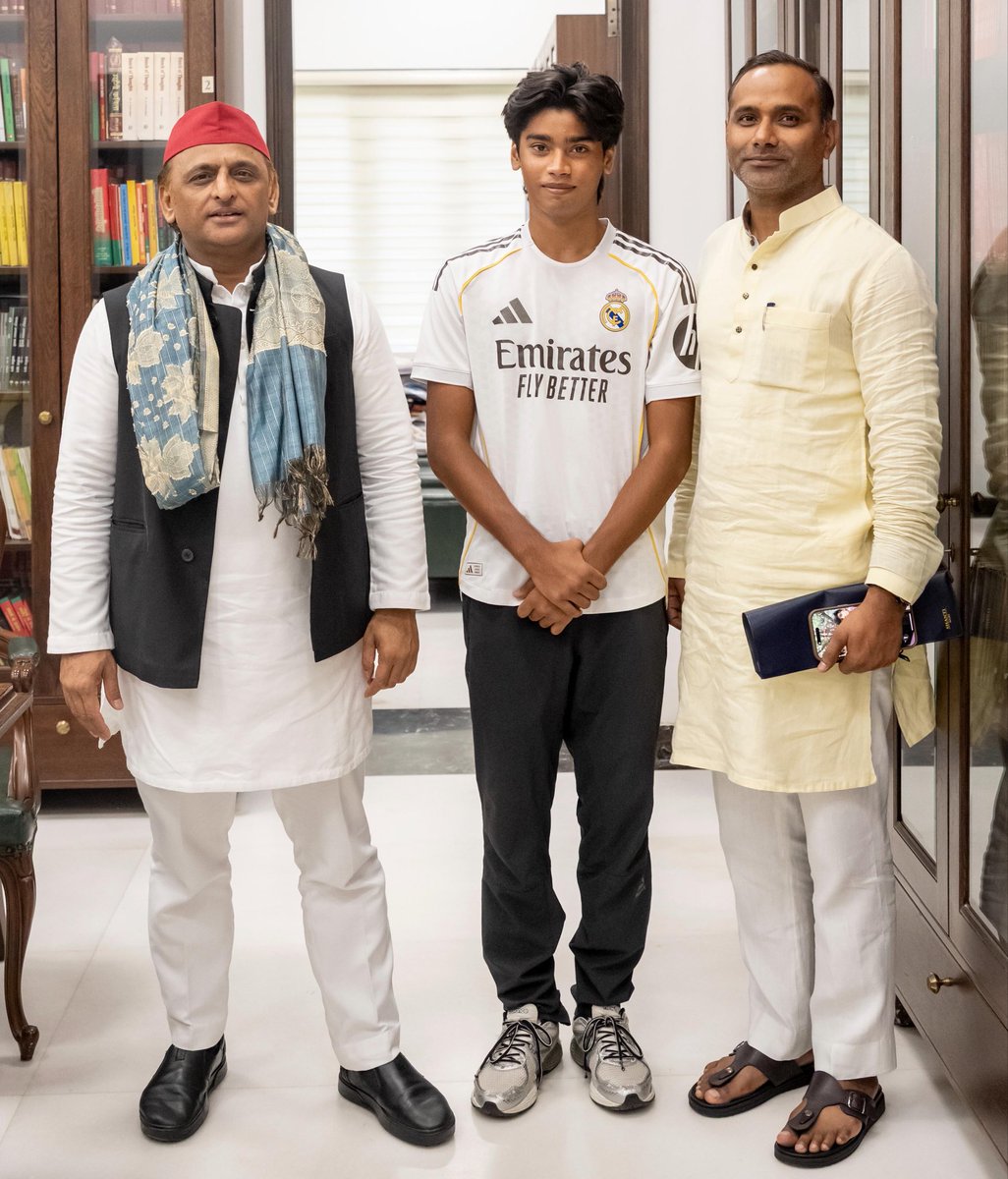sunilyadv_unnao's tweet photo. आज मेरे बड़े सुपुत्र प्रिय अरिहंत ने माननीय राष्ट्रीय अध्यक्ष आदरणीय श्री अखिलेश यादव जी से भेंटकर अपने उज्ज्वल भविष्य के लिए आशीर्वाद लिया ! https://t.co/7qV6Q7xBJS
