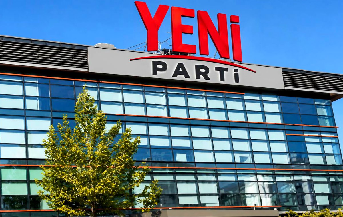 RasyonelZihin's tweet photo. "Aman kusursuz olsun, aman şu kişiye kızıyorum, bu kişiyi istemiyorum, fakat, ama" diyerek talancı düzenin çarkına bilmeden su taşıyan sözde entelektüel hassasiyetleriniz, bu ülkenin kalan son nefesini de tüketip hepimizi bitirecek. Ülkedeki diğer partileri gözden geçirin, iktidara yürüyecek daha iyisi varsa söyleyin hep beraber onu destekleyelim. Bugün karşımızda siyaset yapan değil, devleti bir şantaj ve sopa mekanizmasına çevirmiş organize bir talan yapısı var, bu yüzden bu saatten sonra ince hesaplar yapma rahatlığımız yok. En kusurlu değişim iradesi bile, bu çürümüş, tükenmiş düzenin devamından bin kat daha değerlidir, önce hep birlikte şu talancı çeteden kurtulalım. Şuan mesele şahıslar değil, bu ülkenin boğulduğu karanlıktan çıkış biletidir, bu saatten sonra bu iradenin arkasında dimdik durmayan herkes, bilerek veya bilmeyerek bu yağma düzenine hizmet ediyor demektir. Aklınızı başınıza alın, bu bizim son nefesimiz, yoksa hep birlikte yaşarken yok olacağız.