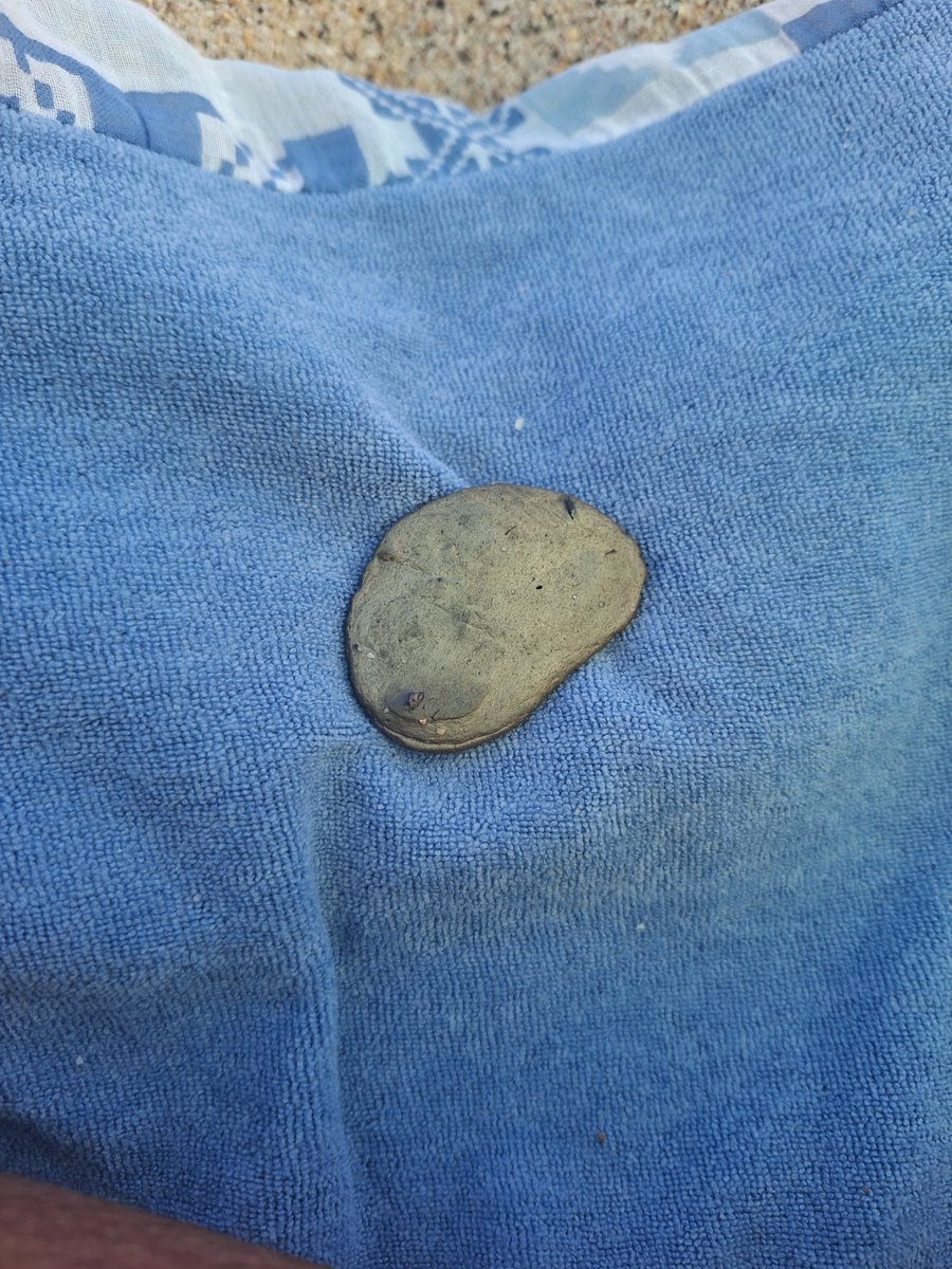 bartleby75's tweet photo. Encontrei a pedra perfeita para mandar. Peso, tamanho, formato. Vai bater pelo menos umas 7 vezes na superfície da água https://t.co/ihamAzerQh