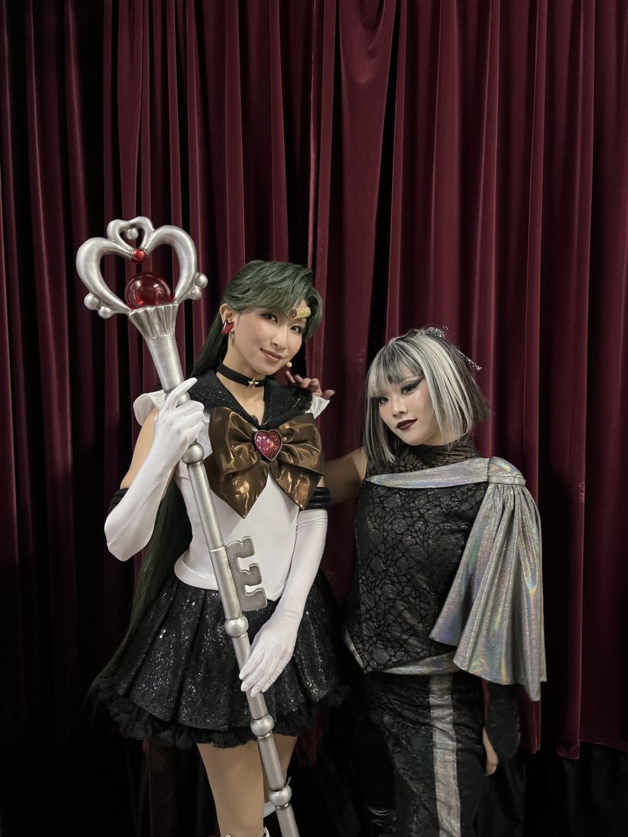 juriii_511's tweet photo. #美少女戦士セーラームーン 
-ShiningTheater ShinagawaTokyo-

本日2公演、ご来場誠にありがとうございました🌙✨

今日からポジションチェンジをした
Valusia Codeのざいはなちゃんと👏🏻🩶
２期からはプルートと対峙しなくなったので少しだけ寂しさもあり😢
いつもパワフルでエネルギ���シュなざいちゃんかっこいいです❤️‍🔥

複数のポジションを覚えているValusia Codeさん達は本当にスーパーマン❗️🌟
見どころがたくさんで目が足りません🫣

それでは、明日の2公演も心よりお待ちしております🤎🗝️

#prettyguardiansailormoonshiningtheater #shiningtheater 
#シャイニングシアター