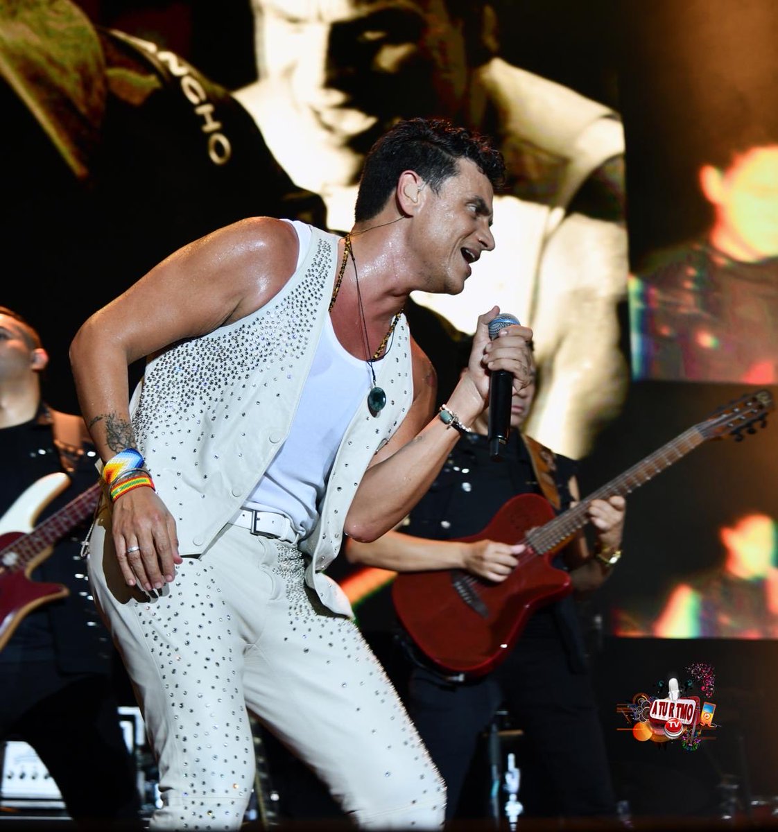 ATuRitmoTvBcn's tweet photo. @SilvestreFDC conquista el BARTS Festival de Barcelona con su gira “El Baile de Todos”

📷/ @EdisonJavierOfi 
🎫 / BARTS Festival 
🧑‍💻/ https://t.co/4qekhezTwp https://t.co/tuDrEYExeq
