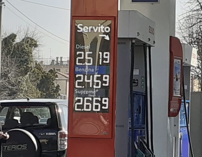 ValterRimini's tweet photo. 🆘#Riarmo, governo #Meloni approva la risoluzione: 22 MLD in più per le #ARMI.
Giorgetti: “Chiediamo all’Ue di AUMENTARE la spesa. E' impopolare ma dal dovere non si diserta.”
Invece dal dovere di AIUTARE GLI ITALIANI disertano da 5 anni. 🤬 https://t.co/j1qfg43TML