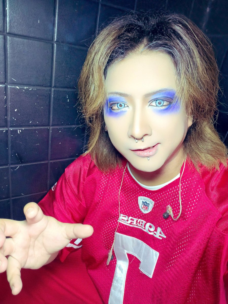 jc_ygyg's tweet photo. ブラックホール17周年おめでとうございますできた！これからもお世話になります！

唯一の反省点
ルイさんの「アクションくれ」に対して、「ハクション」という渾身のボケをかまして、会場をとんでもない空気にしてステージを去ってしまった。ほんまにごめんな。 https://t.co/tZAPnleLvU