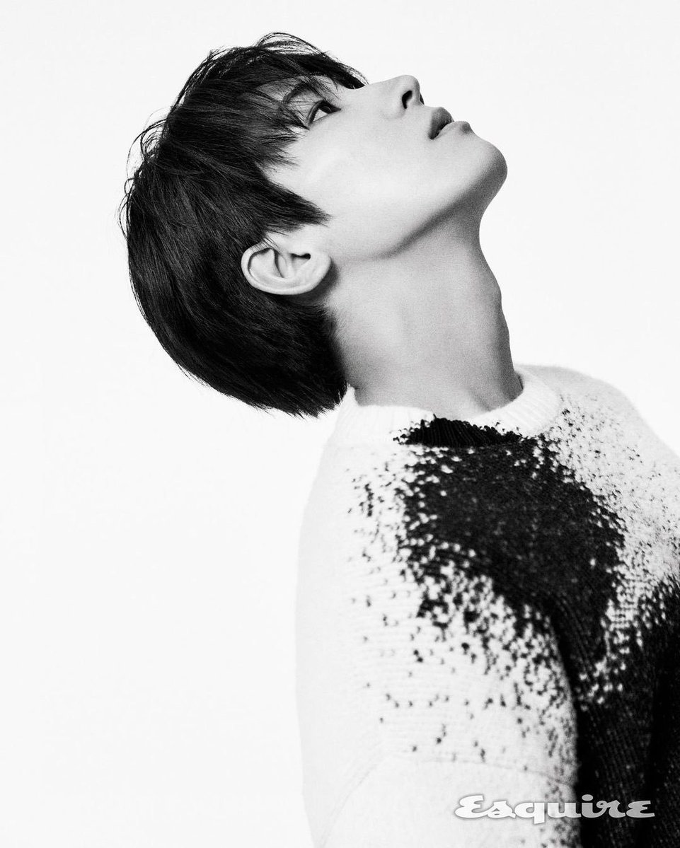 weoonu's tweet photo. Tilting my head toward the light to end the set. Concluding this chapter for Esquire Korea with a simple silhouette and a calm mind. https://t.co/a7pgymYGcO