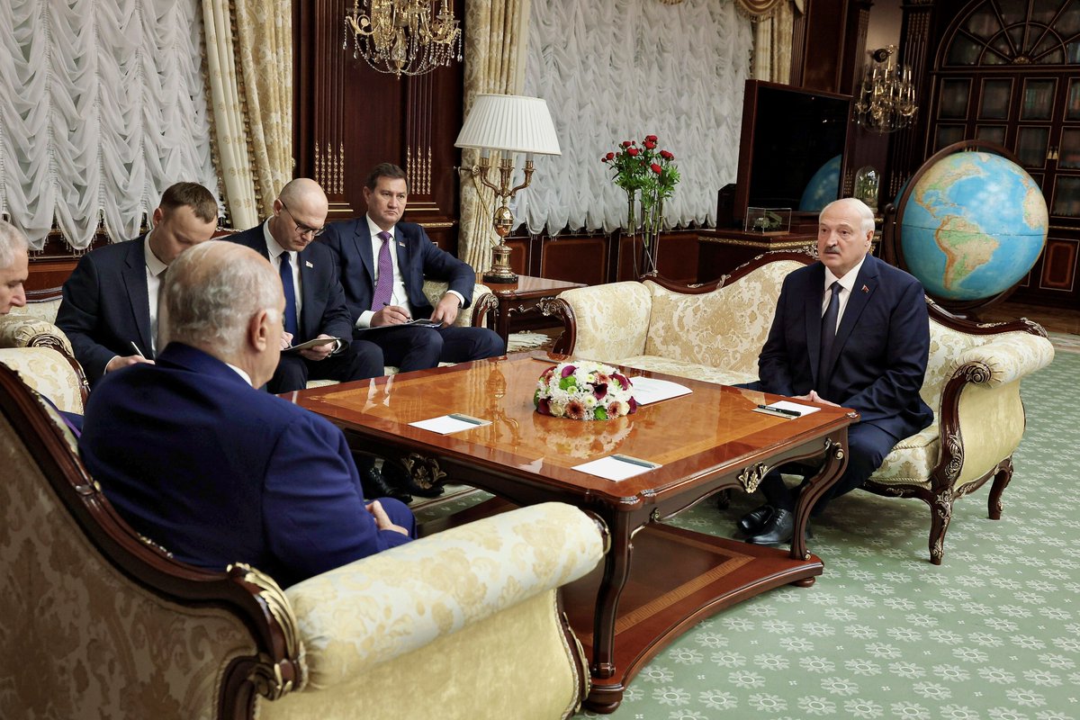 Algeria_MFA's tweet photo. في إطار الزيارة الرسمية التي يقوم بها إلى جمهورية بيلاروس،  استقبل وزير الدولة، وزير الشؤون الخارجية والجالية الوطنية بالخارج والشؤون الإفريقية، السيّد @AhmedAttaf_Dz ، صبيحة اليوم، من قبل فخامة رئيس جمهورية بيلاروس،  السيد ألكسندر لوكاشينكو. https://t.co/5fURHJl1BY