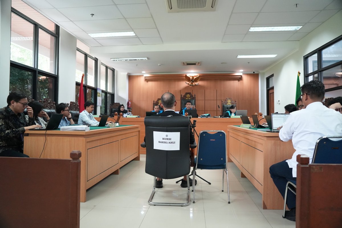 TrendAsia_Org's tweet photo. 🚨BREAKING NEWS🚨
Ada yang Janggal dengan Hakim PTUN Jakarta
Gugatan Masyarakat SIpil atas RUPTL Tak Diterima, Tapi Gugatan Korporasi Dikabulkan

PTUN Jakarta menyatakan gugatan masyarakat sipil terhadap RUPTL PLN 2025 sampai 2034 tidak dapat diterima. Warga kehilangan kesempatan menggugat kebijakan yang menentukan masa depan mereka. Padahal, dokumen inilah yang menentukan apakah PLTU batubara terus dibangun atau energi bersih dipercepat. 🧵