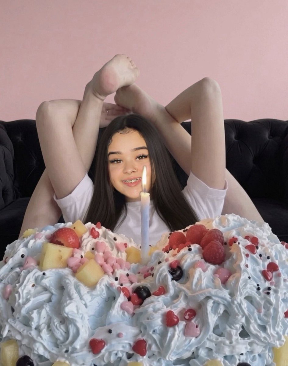 VBambry432936's tweet photo. Who want some cake ?🎂 https://t.co/zH0g8OIwBh