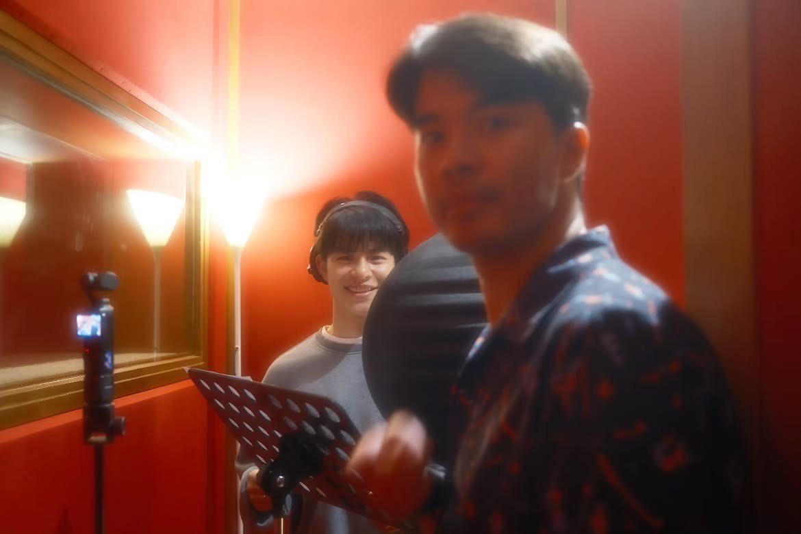 TEAMMARCKRIS's tweet photo. ขอขอบคุณพี่ว่าน @ChannelSoloist  และ @spicydisc ที่มอบโอกาสให้น้องมาร์คคริสได้ร่วมถ่ายทอดเพลงที่ไพเราะและเปี่ยมไปด้วยความหมายเพลงนี้ร่วมกัน 

สำหรับพวกเราทีมมาร์คคริส นี่คือช่วงเวลาที่พิเศษและมีคุณค่ามาก ได้เห็นศิลปินสองเจเนอเรชันมาถ่ายทอดบทเพลงเดียวกันด้วยความรู้สึกที่งดงาม ทำให้เพลงนี้ยิ่งตราตรึงในหัวใจของพวกเรา

หวังเป็นอย่างยิ่งว่าในโอกาสหน้าอันใกล้นี้ จะได้เห็นและได้ฟังพี่ว่านกับน้องมาร์คคริสร่วมงานกันอีกครั้ง เพราะเคมีและเสียงร้องของทั้งคู่สวยงามจริง ๆ

ขอบคุณสำหรับบทเพลงดี ๆ และความทรงจำแสนพิเศษครั้งนี้นะคะ 💙

#WANxMARCKRIS
#WanThanakrit
#MARCKRIS
#เหตุผลของคำว่ารัก