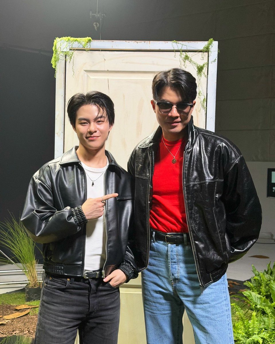 TEAMMARCKRIS's tweet photo. ขอขอบคุณพี่ว่าน @ChannelSoloist  และ @spicydisc ที่มอบโอกาสให้น้องมาร์คคริสได้ร่วมถ่ายทอดเพลงที่ไพเราะและเปี่ยมไปด้วยความหมายเพลงนี้ร่วมกัน 

สำหรับพวกเราทีมมาร์คคริส นี่คือช่วงเวลาที่พิเศษและมีคุณค่ามาก ได้เห็นศิลปินสองเจเนอเรชันมาถ่ายทอดบทเพลงเดียวกันด้วยความรู้สึกที่งดงาม ทำให้เพลงนี้ยิ่งตราตรึงในหัวใจของพวกเรา

หวังเป็นอย่างยิ่งว่าในโอกาสหน้าอันใกล้นี้ จะได้เห็นและได้ฟังพี่ว่านกับน้องมาร์คคริสร่วมงานกันอีกครั้ง เพราะเคมีและเสียงร้องของทั้งคู่สวยงามจริง ๆ

ขอบคุณสำหรับบทเพลงดี ๆ และความทรงจำแสนพิเศษครั้งนี้นะคะ 💙

#WANxMARCKRIS
#WanThanakrit
#MARCKRIS
#เหตุผลของคำว่ารัก