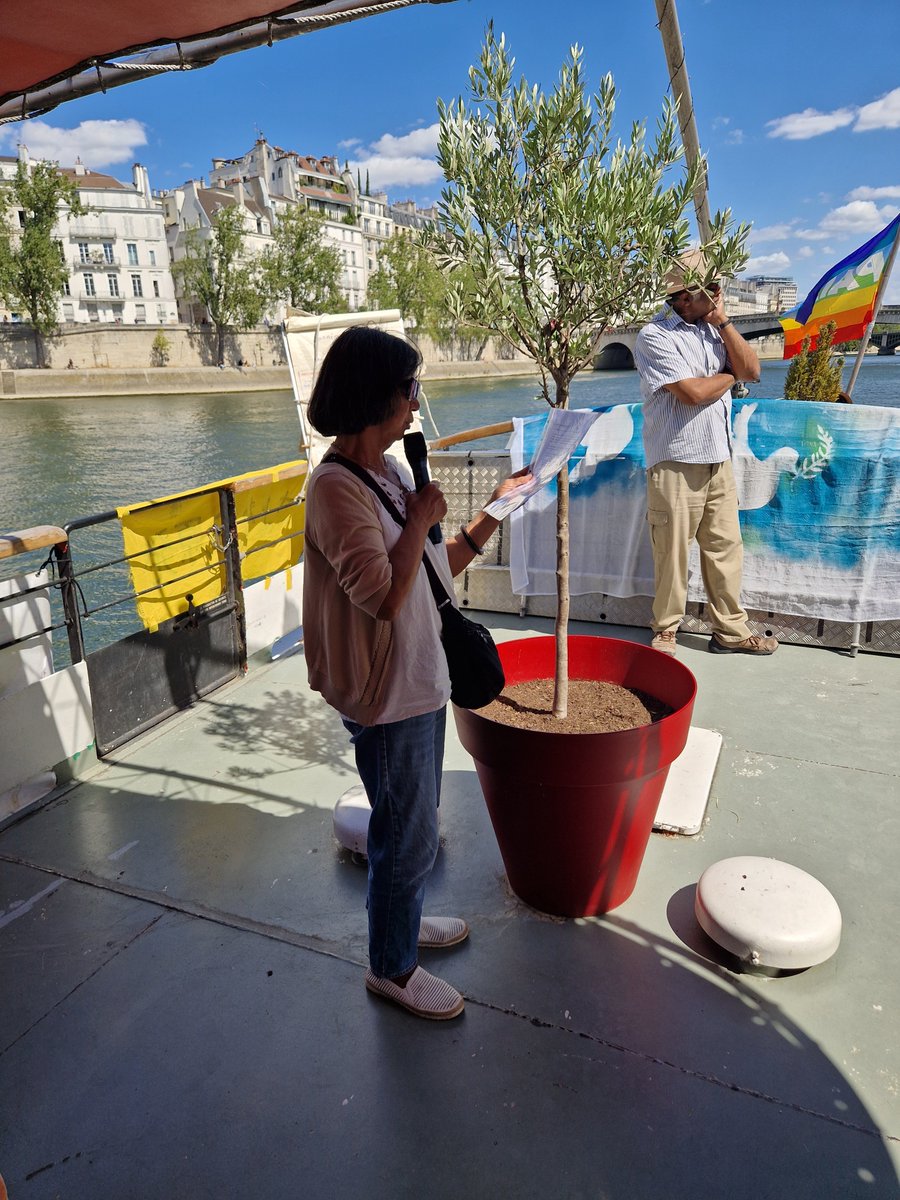 A_Saintoul's tweet photo. Cet après-midi à Paris, hommage aux victimes de #Hiroshima et #Nagasaki organisé par plusieurs associations. 
Les USA n'ont jamais répondu de ces crimes.
Ces dessins faits par des survivants rappellent leur abomination.
Le désarmement nucléaire global doit demeurer un objectif. https://t.co/EiKzw1wxBG