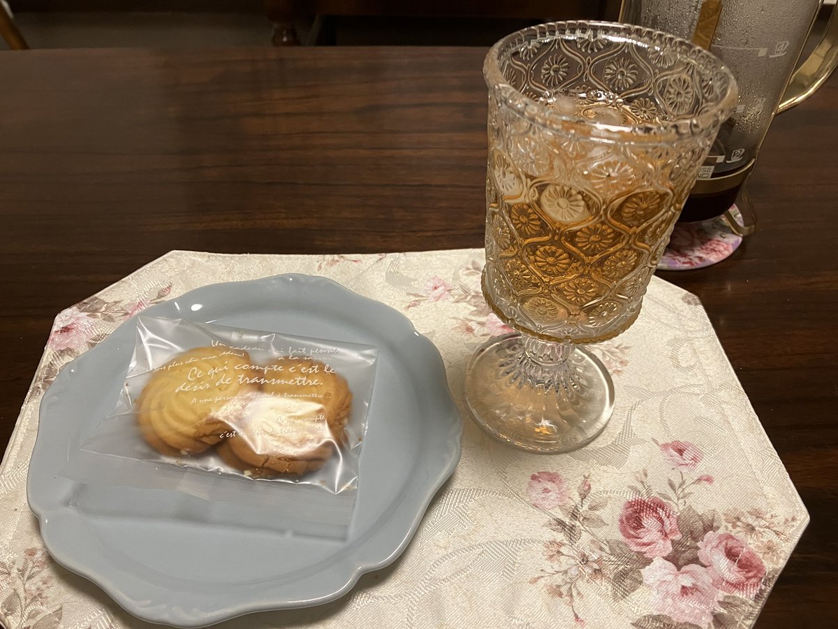 gogono_darko's tweet photo. きょうの夜おやつ。
アイスティーも、いいね。 https://t.co/ZZVflbI74o