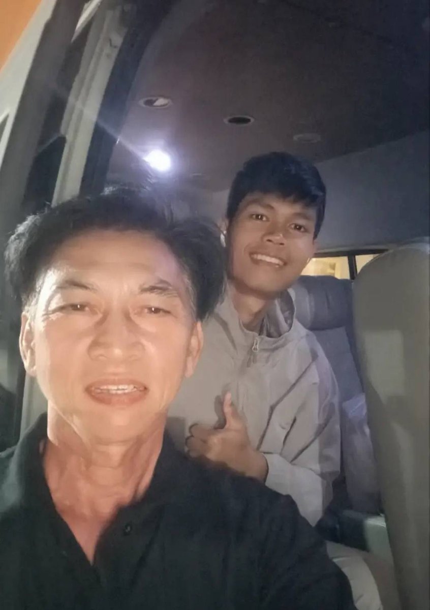 AGiggle's tweet photo. ขอบคุณที่มาแชร์ภาพนี้นะคะ น่าจะเป็นภาพสุดท้ายของ #ฮลุนโซโล่  เด็กหนุ่มที่มีแววตา
รอยยิ้มที่สดใสแบบนี้ คงไม่มีอีกแล้ว https://t.co/cnRlRFQAve
