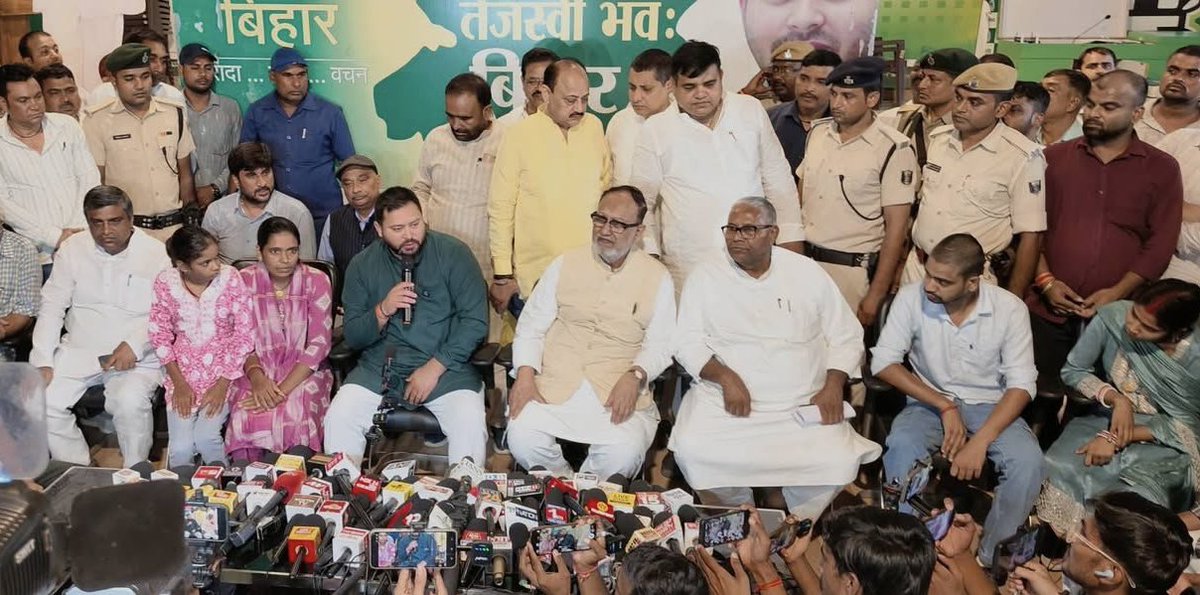 yadavtejashwi's tweet photo. पुलिस संरक्षण में संचालित सेक्स रैकेट का भंडाफोड़ कर उसका मुखर विरोध करने पर बीते दिनों श्री बंटी यादव जी की अपराधियों ने निर्मम हत्या कर दी थी। हमने प्रथम दिन से ही परिजनों से वार्ता कर उनकी हर स्तर पर हर संभव मदद का भरोसा दिया था।

आज शहीद बंटी यादव जी के बच्चों के सुनहरे भविष्य एवं शिक्षा खर्च के लिए 5 लाख रुपए का चेक देकर आर्थिक मदद की तथा साथ ही सरकार से शहीद परिवार को सरकारी नौकरी, ₹50 लाख मुआवजा, दोषियों की अविलंब गिरफ्तारी तथा कड़ी सजा सुनिश्चित करने की मांग की।
#TejashwiYadav #RJD #Bihar #Crime  #JusticeForBuntyYadav