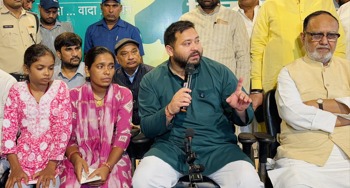 yadavtejashwi's tweet photo. पुलिस संरक्षण में संचालित सेक्स रैकेट का भंडाफोड़ कर उसका मुखर विरोध करने पर बीते दिनों श्री बंटी यादव जी की अपराधियों ने निर्मम हत्या कर दी थी। हमने प्रथम दिन से ही परिजनों से वार्ता कर उनकी हर स्तर पर हर संभव मदद का भरोसा दिया था।

आज शहीद बंटी यादव जी के बच्चों के सुनहरे भविष्य एवं शिक्षा खर्च के लिए 5 लाख रुपए का चेक देकर आर्थिक मदद की तथा साथ ही सरकार से शहीद परिवार को सरकारी नौकरी, ₹50 लाख मुआवजा, दोषियों की अविलंब गिरफ्तारी तथा कड़ी सजा सुनिश्चित करने की मांग की।
#TejashwiYadav #RJD #Bihar #Crime  #JusticeForBuntyYadav
