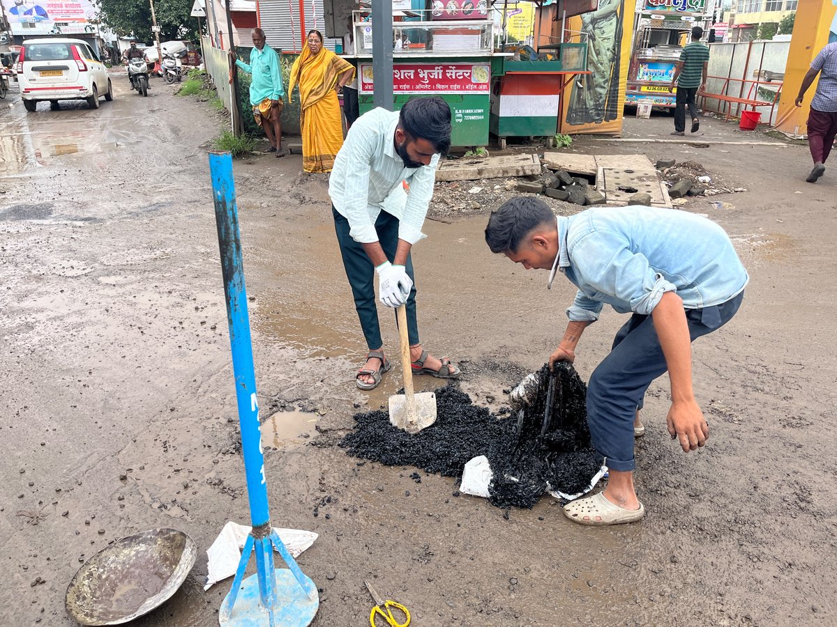 WalhekarPallavi's tweet photo. 📍 वाल्हेकरवाडी | ६ ऑगस्ट २०२६
छत्रपती चौक ते गावठाण मार्गावरील मोठे खड्डे बुजविण्याचे काम पूर्ण. नागरिक, विद्यार्थी आणि वाहनचालकांचा प्रवास अधिक सुरक्षित व सुरळीत व्हावा, यासाठी तातडीने कार्यवाही करण्यात आली.
#Walhekarwadi #RoadRepair #CitizenSafety https://t.co/pnvxwKCcry