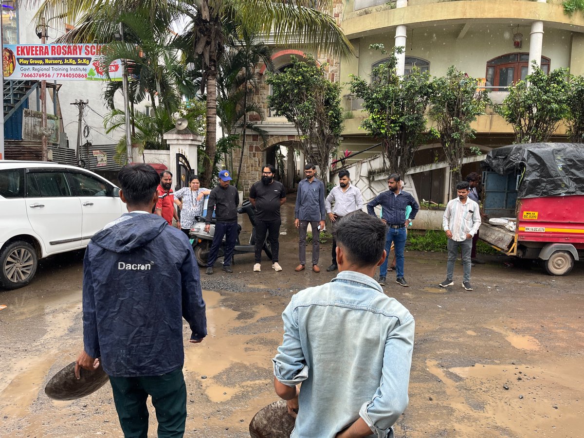 WalhekarPallavi's tweet photo. 📍 वाल्हेकरवाडी | ६ ऑगस्ट २०२६
छत्रपती चौक ते गावठाण मार्गावरील मोठे खड्डे बुजविण्याचे काम पूर्ण. नागरिक, विद्यार्थी आणि वाहनचालकांचा प्रवास अधिक सुरक्षित व सुरळीत व्हावा, यासाठी तातडीने कार्यवाही करण्यात आली.
#Walhekarwadi #RoadRepair #CitizenSafety https://t.co/pnvxwKCcry
