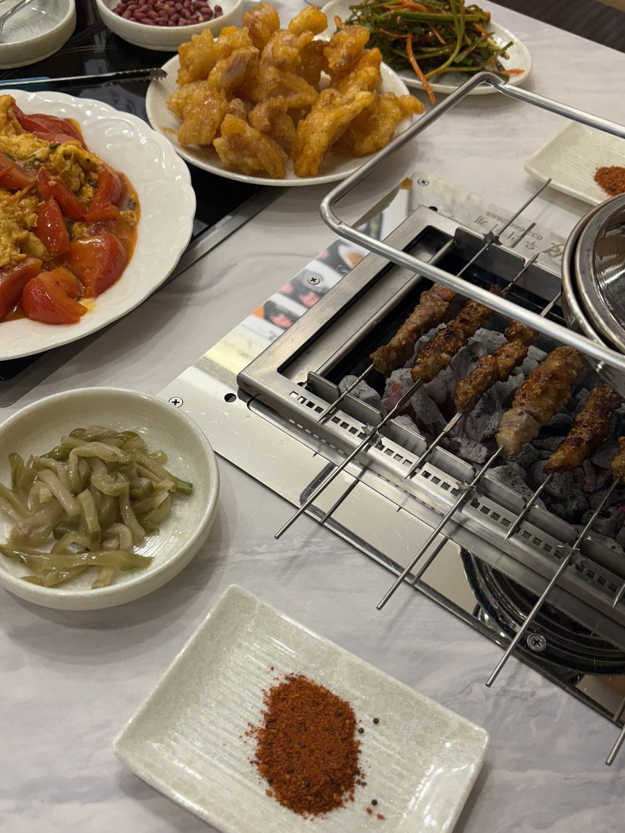 haharung135's tweet photo. 오늘도 단골 양꼬치집 가서 잔뜩 먹고 만두 서비스 받음 https://t.co/o7zw3bgfoE