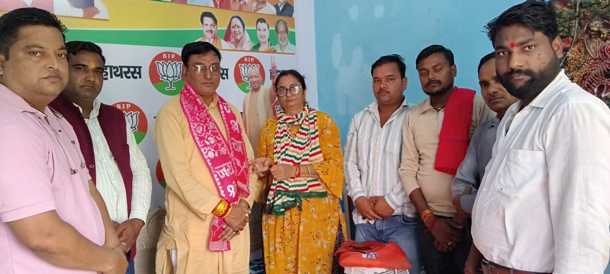 pathere_v's tweet photo. आज दिनांक 6अगस्त 2026 को रूद्र फार्म हॉउस मैं मण्डल अध्यक्ष समिति पाठक जी की अध्यक्षता मैं  मासिक एवं तिरंगा यात्रा की बैठक आयोजित की गई मुख्य अधिति के रूप मैं पूर्व मण्डल अध्यक्ष हसायन दीपक उपाध्याय का मार्गदर्शन प्रात हुआ 🙏🙏 https://t.co/8Q94T0IuUQ