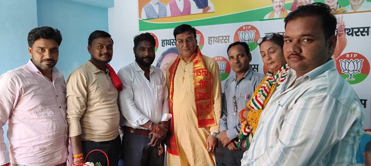 pathere_v's tweet photo. आज दिनांक 6अगस्त 2026 को रूद्र फार्म हॉउस मैं मण्डल अध्यक्ष समिति पाठक जी की अध्यक्षता मैं  मासिक एवं तिरंगा यात्रा की बैठक आयोजित की गई मुख्य अधिति के रूप मैं पूर्व मण्डल अध्यक्ष हसायन दीपक उपाध्याय का मार्गदर्शन प्रात हुआ 🙏🙏 https://t.co/8Q94T0IuUQ
