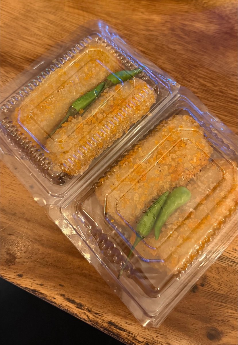 xxliyksoo's tweet photo. lagi di bcbd bekasi sambil nunggu suami lari. aku liat bapak gojek lagi packing kue gitu diatas motornya, ada 45 menitan bapaknya baru selesai packing semua kue nya karena dia bawa 1 plastik lumayan gede, ternyata si bapak nyambi jualan kue guys.

ditawarin ke semua orang yg lagi pada nongkrong, pas nawarin bapaknya bilang “bantu beli dagangan saya kk buat anak sekolah, sepuluh ribu aja kk” sambil nawarin 2 pack ini.

karena emang uda liat bapaknya effort banget, aku emng niat beli sambil kasih rezeki sedikit. abis dibeli bapaknya bilang makasih berkali-kali sambil doain murah rezeki 🥹

buat warga bekasi kalau ketemu bapaknya bantu dibeli ya guys, sedikit setidaknya kita bisa bantu-bantu sesama 🥰❤️ selamat menyambut jumat berkah semuanya 🫶