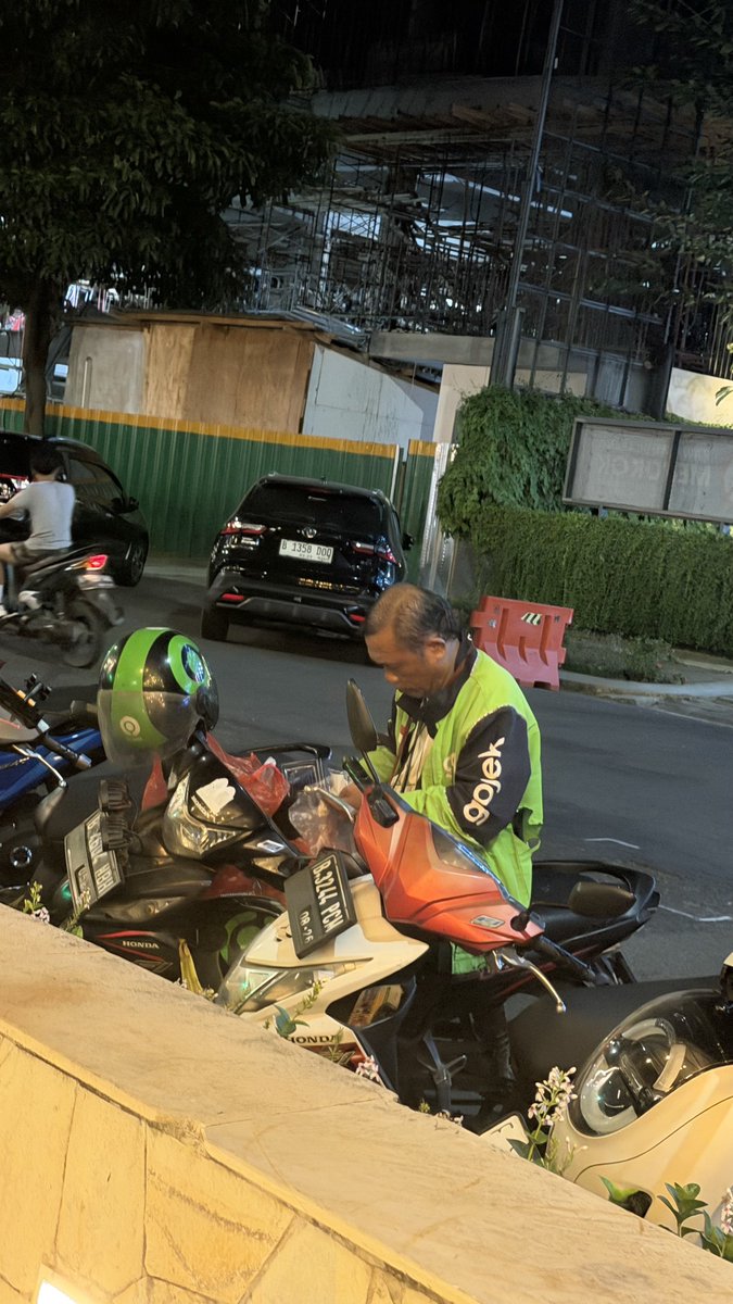 xxliyksoo's tweet photo. lagi di bcbd bekasi sambil nunggu suami lari. aku liat bapak gojek lagi packing kue gitu diatas motornya, ada 45 menitan bapaknya baru selesai packing semua kue nya karena dia bawa 1 plastik lumayan gede, ternyata si bapak nyambi jualan kue guys.

ditawarin ke semua orang yg lagi pada nongkrong, pas nawarin bapaknya bilang “bantu beli dagangan saya kk buat anak sekolah, sepuluh ribu aja kk” sambil nawarin 2 pack ini.

karena emang uda liat bapaknya effort banget, aku emng niat beli sambil kasih rezeki sedikit. abis dibeli bapaknya bilang makasih berkali-kali sambil doain murah rezeki 🥹

buat warga bekasi kalau ketemu bapaknya bantu dibeli ya guys, sedikit setidaknya kita bisa bantu-bantu sesama 🥰❤️ selamat menyambut jumat berkah semuanya 🫶