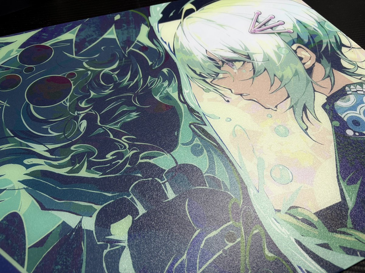 ZEZTZReview's tweet photo. Honest Review: @AstraGamingGear Astra x Horof Record Glass Mousepad
This mousepad is a collaboration project between Astra and Hololive (featuring Ceres Fauna). After testing it out, I can confidently say this glass pad is highly unique and feels distinctly different from anything else on the market.
Box and Extras
The box packaging features a reflective silhouette of the character. The included extras are generous and ready for use. It comes with:
- 1x Cleaning cloth
- 1x Arm sleeve
- 7x Sets of red dot mouse skates (feet)
- 1x Special emblem hard plate
- 2x Guitar picks

Actual Usage Feel
This is an uncoated glass pad focused on Control. Based on my actual experience, it leans towards the slower side—slower than other glass pads I've tried, like those from X-Raypad or Lamzu.
- Texture: The surface has an incredibly heavy texture, probably the most textured pad currently on the market. The pattern feels somewhat random, almost like shallow scratches. The surface feels quite dry and catches sweat easily (so using the included arm sleeve is highly recommended). However, despite the rough feel, you don't feel any jitter or vibration in your hand when gliding the mouse.
- Control: The stopping power is exceptionally high. You can stop the mouse dead on target. Applying downward pressure on the mouse enhances control nicely without making it feel overly sluggish or causing abrupt stops.
- Static Friction: There is a slight initial drag when starting a movement, but micro-adjustments and the transition between stopping and moving again remain very smooth and fluid. There is no sticky or muddy sensation at all.

Overall Build Quality
- The artwork on the pad is beautifully done.
- The edges are finished very well and neatly. The profile is thin and not bulky.
- The rubber base uses a modern design that is currently popular. It grips the desk solidly and doesn't slide around during use, complete with an engraved Astra logo on the back.
- There’s an Astra x Horof Record logo placed at the corner.

Conclusion
Personally, this is my absolute favorite mousepad in the uncoated Control glass pad category. It offers both the visual appeal of a collector's item and highly reliable in-game performance. If you're looking for a glass pad that provides easy control and precise stopping power, this is a must-have!

#AstraGamingGear #HorofRecord #GlassMousepad #mousepad #แผ่นรองเมาส์ #ZEZTZReview #玻璃滑鼠墊