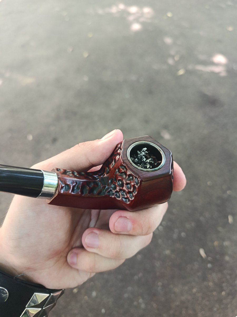 metalheadcommie's tweet photo. Я купил себе трубку для табака! https://t.co/4AZfMadJv5