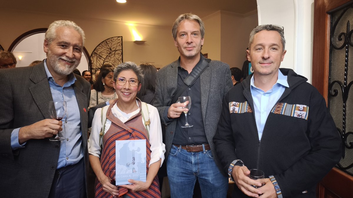 EconomiaUAndes's tweet photo. 1⃣ Marcela Eslava, David Bardey, Juan Camilo Cárdenas (@jccardenas1965) y Marc Hofstetter (@mahofste ), profesores de #EconomíaUniandes, son autores de «De cara al 2050», un libro editado por @CeciliaLopezM  que reúne a 24 especialistas 🧵 
📘Libro: https://t.co/v5mShzEg1w https://t.co/rul3CLXqJH
