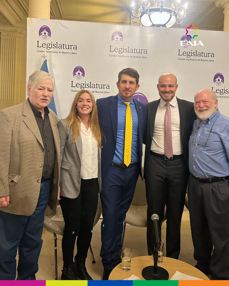 DAIAArgentina's tweet photo. Participamos del acto de reconocimiento a StandWithUs, realizado en la Legislatura de la Ciudad de Buenos Aires, por su destacada labor en la lucha contra el antisemitismo y la defensa del Estado de Israel.

El encuentro contó con la participación del legislador de la Ciudad de Buenos Aires, Waldo Wolff; Samuel Feldberg; André Lajst y Cecilia Denot.

Acompañamos este merecido homenaje y reafirmamos nuestro compromiso de continuar trabajando contra la discriminación y la desinformación.