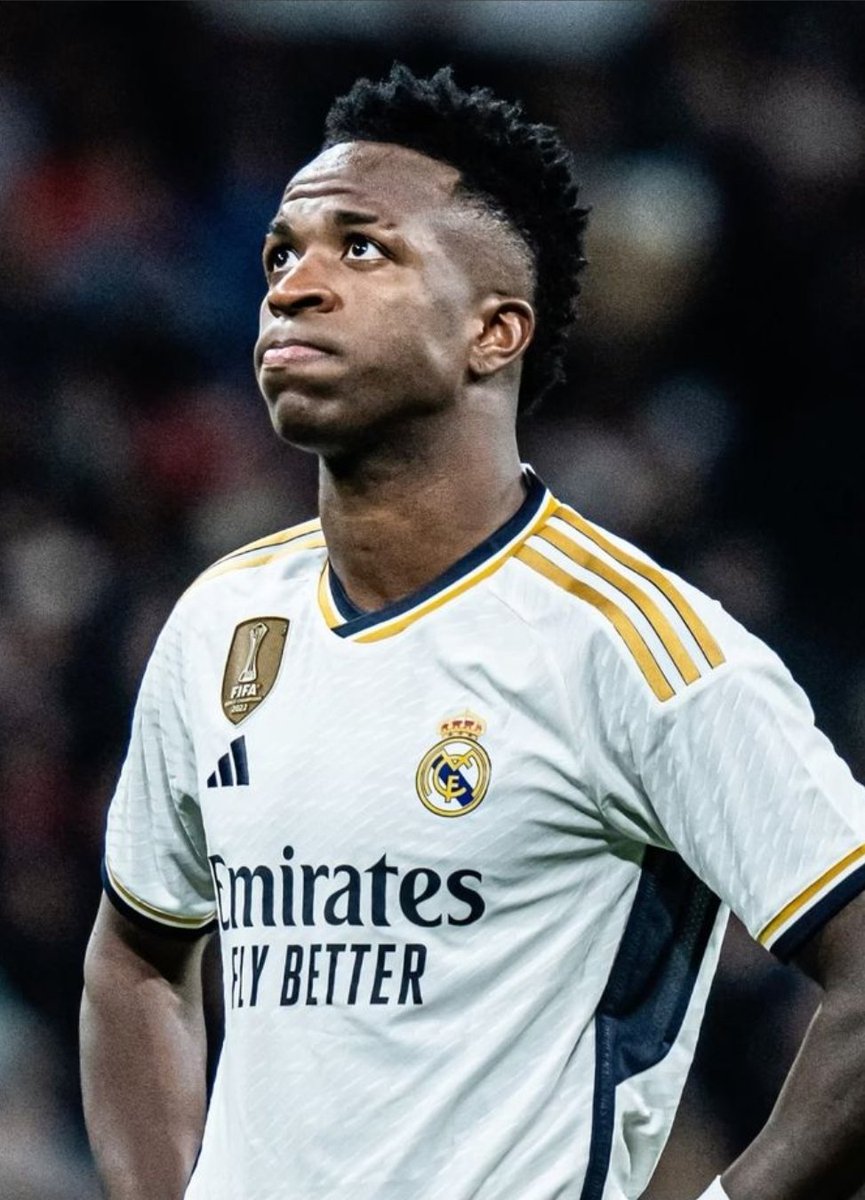 RajiAFC's tweet photo. 🚨 𝗕𝗥𝗘𝗔𝗞𝗜𝗡𝗚 
Arsenal offered Vinícius Júnior one of the biggest packages in Premier League history but the Brazilian is set to renew with Real Madrid.😏 
𝗞𝗘𝗬 𝗗𝗘𝗧𝗔𝗜𝗟𝗦:
• Huge financial & brand package presented
• Direct talks with player and camp
• Club remained confident until very recently
𝗪𝗛𝗔𝗧 𝗜𝗧 𝗠𝗘𝗔𝗡𝗦:
Ownership, Berta and Arteta went all-out for the world’s best left winger. Focus now shifts to alternative attacking and defensive reinforcements.
❓How do you rate Arsenal’s attempt to land Vini?
#AFC #RMFC

Source: [@HandofArsenal]