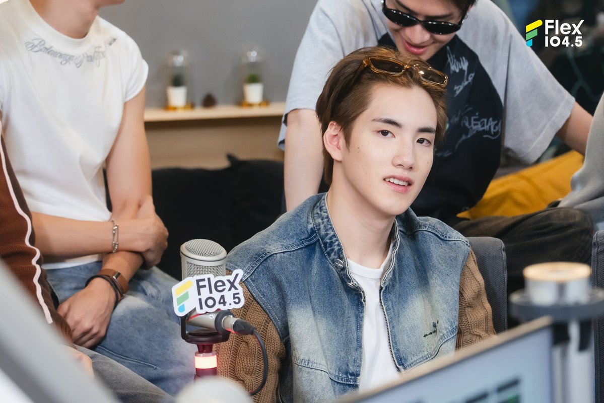 Flex_Connect's tweet photo. ภาพบรรยากาศความสนุกในรายการ Flex Talk เมื่อวันศุกร์ที่ ที่ 31 ก.ค. ที่ผ่านมา 🫶 บอกเลยว่าทั้ง 12 หนุ่ม 𝐁𝐔𝐒 𝐛𝐞𝐜𝐚𝐮𝐬𝐞 𝐨𝐟 𝐲𝐨𝐮 𝐢 𝐬𝐡𝐢𝐧𝐞 มาทำรายการสดใสจนลืมความเศร้าจากเพลง "รักมักยาก (Lover Loser)" ไปชั่วขณะ เพราะแต่ละคนปล่อยของกันสุด ๆ ทั้งร้อง ทั้งแรป ทั้งแอคติ้งครบเครื่องมาก ใครที่พลาดความน่ารักของหนุ่ม ๆ ในวันนั้นสามารถไปย้อนดูความประทับใจกันนะคะ 

และอย่าลืมไปฟังเพลง "รักมักยาก (Lover Loser)" เพลงดีซึ้งกินใจแบบที่ใครก็ปฏิเสธไม่ได้ ไปตามเก็บให้ครบทุกสตรีมมิ่งได้เลย 💙

📌ดูรายการ Flex Talk ย้อนหลังได้ทาง YouTube : FlexConnect
https://t.co/MnWu9YVmmu

@BUS_SONRAY @sonraymusic 
.
#Flex1045xBUS_รักมักยาก #BUS_รักมักยาก
#BUSbecauseofyouishine #SONRAYMUSIC
#FlexTalk #FlexConnect #Flex1045
