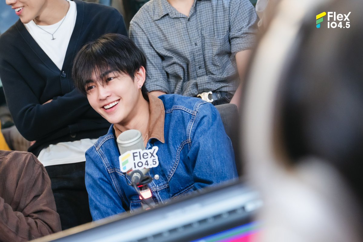 Flex_Connect's tweet photo. ภาพบรรยากาศความสนุกในรายการ Flex Talk เมื่อวันศุกร์ที่ ที่ 31 ก.ค. ที่ผ่านมา 🫶 บอกเลยว่าทั้ง 12 หนุ่ม 𝐁𝐔𝐒 𝐛𝐞𝐜𝐚𝐮𝐬𝐞 𝐨𝐟 𝐲𝐨𝐮 𝐢 𝐬𝐡𝐢𝐧𝐞 มาทำรายการสดใสจนลืมความเศร้าจากเพลง "รักมักยาก (Lover Loser)" ไปชั่วขณะ เพราะแต่ละคนปล่อยของกันสุด ๆ ทั้งร้อง ทั้งแรป ทั้งแอคติ้งครบเครื่องมาก ใครที่พลาดความน่ารักของหนุ่ม ๆ ในวันนั้นสามารถไปย้อนดูความประทับใจกันนะคะ 

และอย่าลืมไปฟังเพลง "รักมักยาก (Lover Loser)" เพลงดีซึ้งกินใจแบบที่ใครก็ปฏิเสธไม่ได้ ไปตามเก็บให้ครบทุกสตรีมมิ่งได้เลย 💙

📌ดูรายการ Flex Talk ย้อนหลังได้ทาง YouTube : FlexConnect
https://t.co/MnWu9YVmmu

@BUS_SONRAY @sonraymusic 
.
#Flex1045xBUS_รักมักยาก #BUS_รักมักยาก
#BUSbecauseofyouishine #SONRAYMUSIC
#FlexTalk #FlexConnect #Flex1045