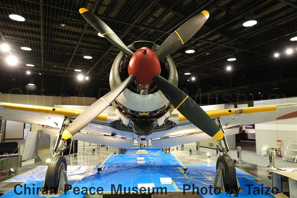 A6M232's tweet photo. 知覧特攻平和会館の「疾風」は、エンジンが見られる状態で、さらにフラップを下ろした期間限定での展示となっています。
これも8月末に私が復旧する任務ですので、この展示形態は残り約3週間ほどとなります。
戦争の背景を学ぶ機会とともに、文化財に指定された「疾風」の当時の科学技術と希少さ故の文化的側面もぜひご体感いただければ幸いです🫡