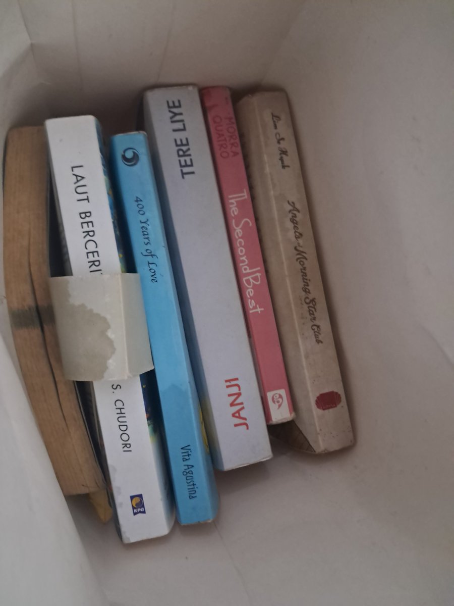 fbrnsslsbl's tweet photo. novel novel gw...  sialan banget kebanjiran air ac https://t.co/0HLcb5plLu