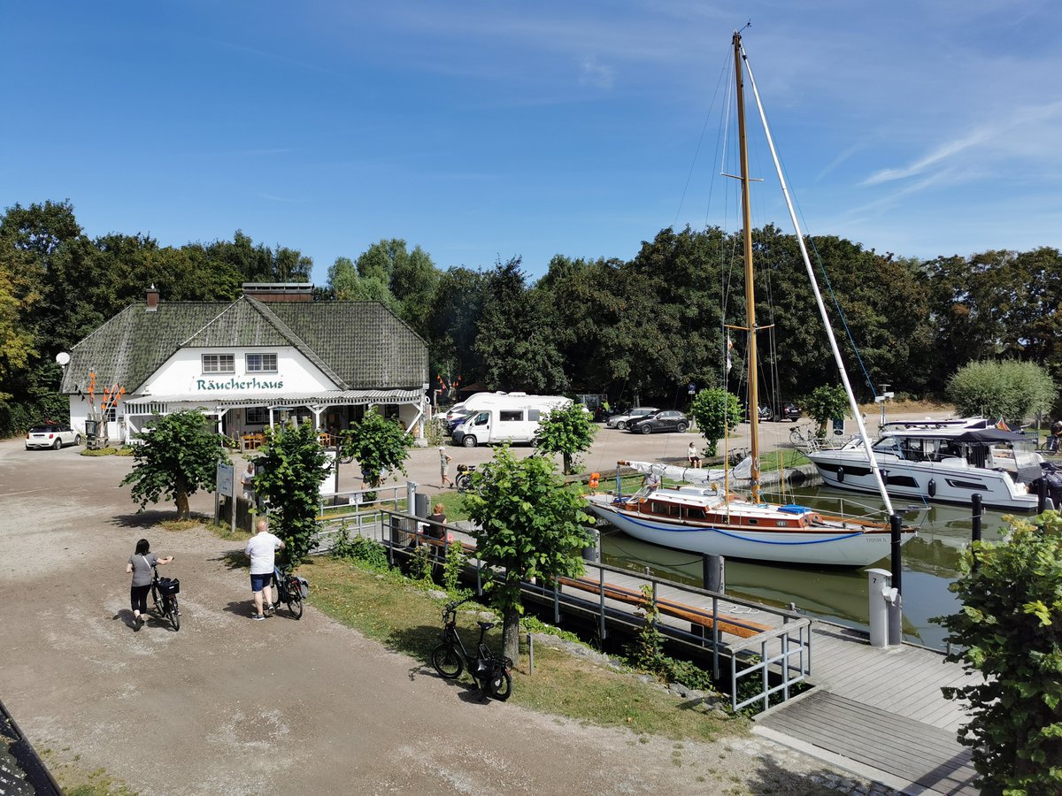 blaustern_foto's tweet photo. Urlaubsrückblick #Ahrenshoop Tag 6: Die Bilder zeigen a) Blick aus unserem Schlafzimmer, b) Blick auf die FeWo von außen, c) Blick vom Balkon auf den Hafen, d) Blick vom Balkon auf das Räucherhaus. Das Wetter war herrlich angenehm nach dem Gewitter gestern Abend. #ostsee #reise https://t.co/vfdn9MgkT7