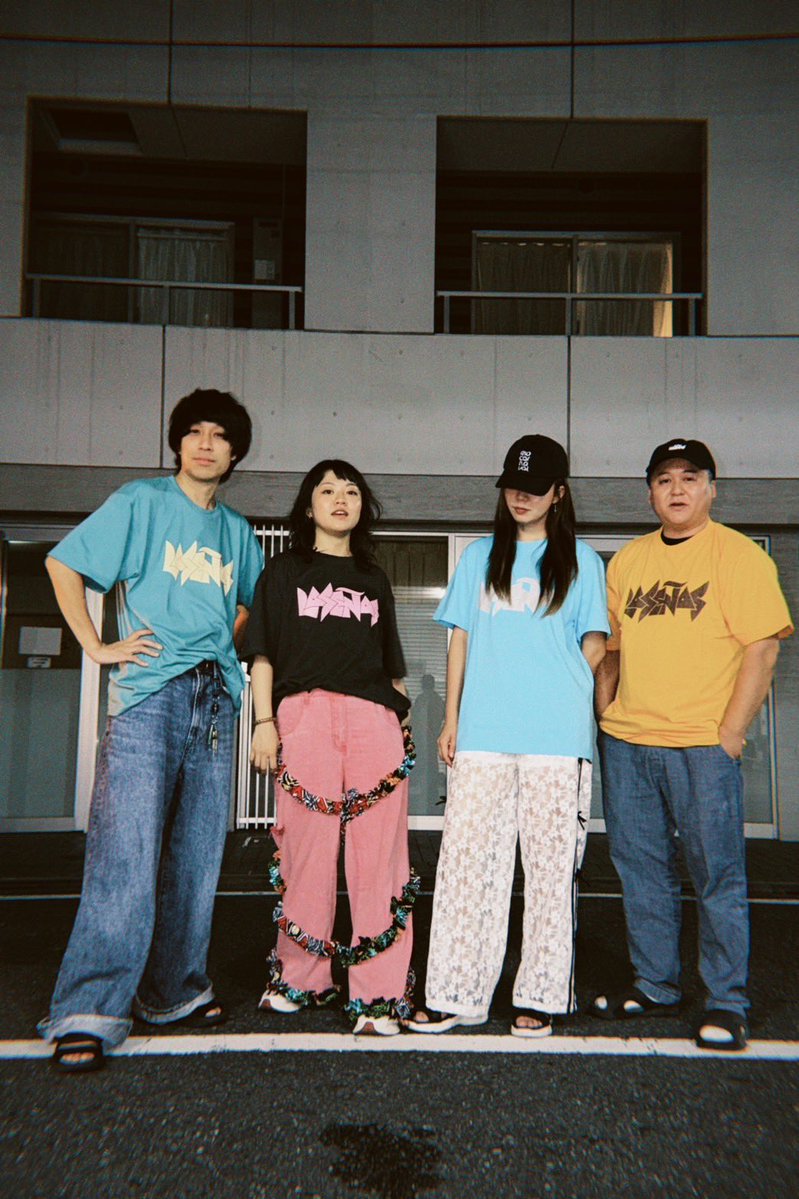 La_Senas_'s tweet photo. 👕New Goods👕

🌈 待望の新色ロゴT販売決定！ 🌈

🎨 全7色展開・各カラー10枚限定！
👕 サイズ：M・XL

✨今回も先行物販を実施します！
新作Tシャツをいち早くゲットしたい方は、ぜひご利用ください！

🕝 先行物販｜14:30〜15:30

⚠️各カラー数量限定のため、
先行物販で売り切れてしまう可能性もあります！

お気に入りのカラーを確実にゲットしたい方は、
ぜひ先行物販へお越しください！

10周年記念ワンマンライブ「熱狂の軌跡」
みなさまのご来場、お待ちしております🔥