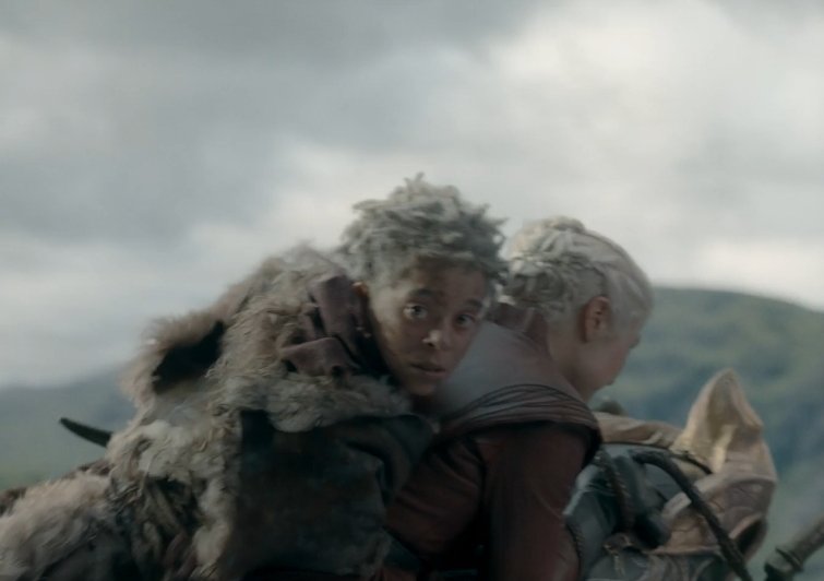 DaeKayy's tweet photo. I keep seeing dumbass takes hating on Rhaena for leaving her dragon.

THERE ARE DRAGONS RIPPING EACHOTHER APART

What is she supposed to do? Get in the middle of Caraxes and Seasmoke whooping Sheepstealer's ass?? 
You dont get in the middle of a dog fight. Please be fr https://t.co/niSBapGX83
