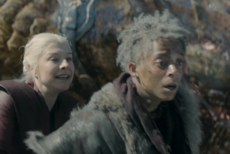 DaeKayy's tweet photo. I keep seeing dumbass takes hating on Rhaena for leaving her dragon.

THERE ARE DRAGONS RIPPING EACHOTHER APART

What is she supposed to do? Get in the middle of Caraxes and Seasmoke whooping Sheepstealer's ass?? 
You dont get in the middle of a dog fight. Please be fr https://t.co/niSBapGX83