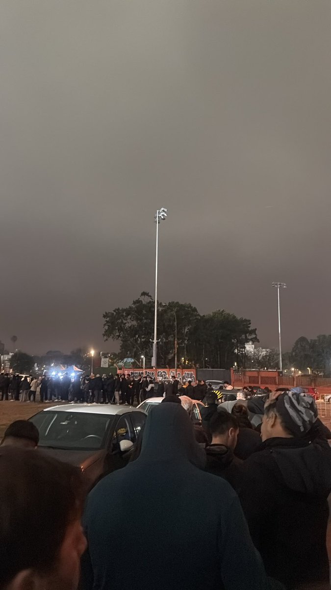 FTrucce18's tweet photo. Ayer hubo menos personal en los accesos del Estadio Centenario, esto hizo que el ingreso sea más lento. Existió maltrato y abuso policial con los hinchas que se encontraban afuera de la Tribuna Ámsterdam. Empujones, caballos arriba, palazos y balas de goma, pronunciado por decenas de hinchas.

Se registraron ingresos durante todo el primer tiempo, incluso en el descanso. Una final entre semana, con únicamente 30 horas de venta de entradas, con menos personal en los ingresos, y una demora exagerada para entrar al estadio. No existe una planificación en base a los partidos.

Y nuevamente la policía tuvo fuerza desmedida con hinchas de Peñarol.