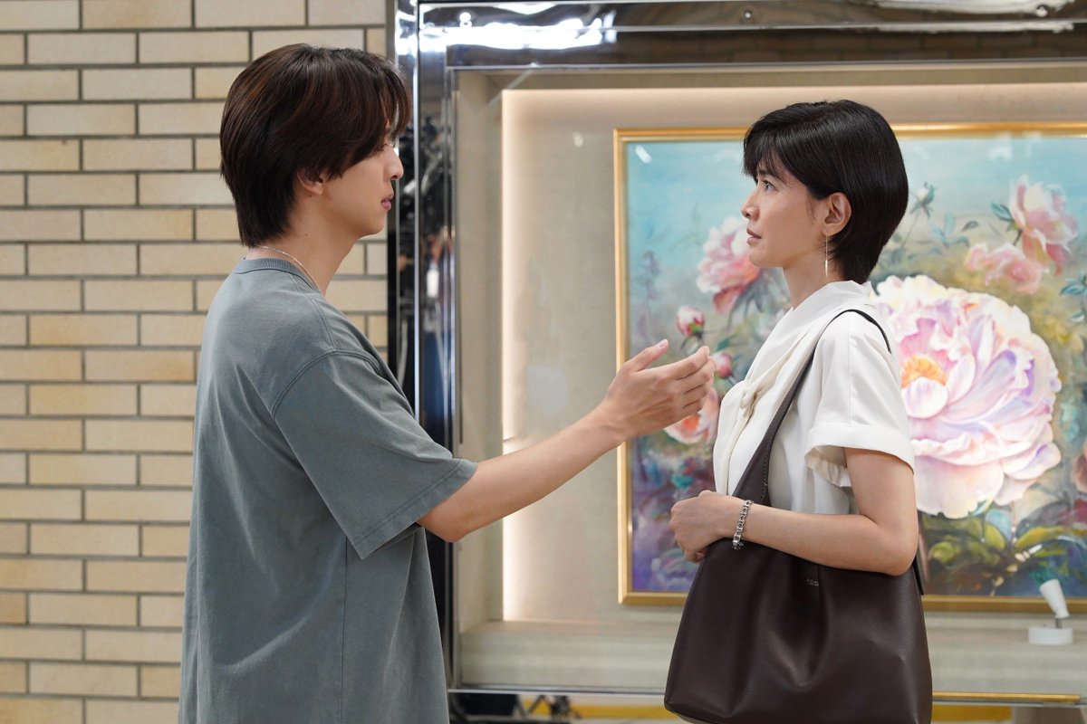 modelpress's tweet photo. 内田有紀＆timelesz寺西拓人W主演
「ラストノート」第5話💐

優子（坂井真紀）、澄晴（寺西）への
歪んだ愛情＆執着浮き彫りに🖤💥
https://t.co/grFxLLd1RC

葵（内田）含む3人での食事シーンに
「完全にホラー」「目に光がない」の声

#ラストノート @lastnote_fujitv https://t.co/XlVTzWLySk