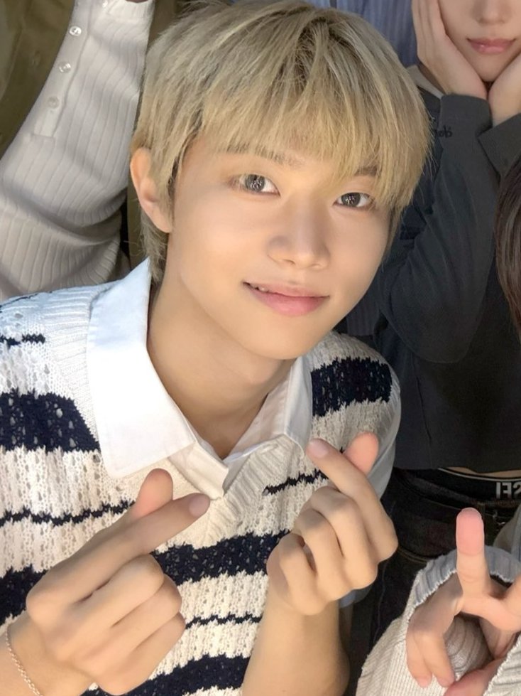 aurorab1ue's tweet photo. his tiny fang when he smiles 😭 https://t.co/xMxHT21QRK