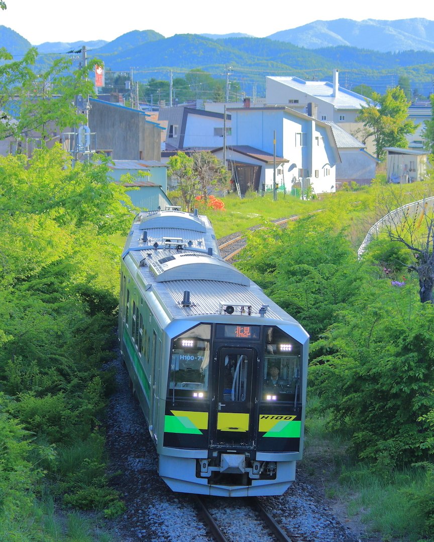 hokkaido_tetudo's tweet photo. 「黄色線区」と呼ばれる輸送密度200人以上2,000人未満の線区は、JR北海道が早期にバス転換を目指すとしていた輸送密度200人未満のいわゆる赤色線区よりも無理やり強行突破しそうな感じです。

ですが逆に、JRが単独で維持することが困難と発表してから10年という歳月があったにも関わらず、多くの自治体が前向きに鉄道利用促進の動きがなく、鉄道の存続について責任転嫁ばかりで何ら存続に向けての進展はありませんでした。

何も進展しなかった様子をみれば見切りをつけられて当然です。

過去の進展しない状況では、協議が難航し続けて路線存続のために国が支援を継続せざるを得ない、そして不採算路線ながらもいつまでも国からの支援で路線は残ると高を括っていたのではないでしょうか？

国からの支援
↓
税金投入
↓
元々は我々から集めたお金・我々が負担している

この意識がない人が多いと思うので、それが国からの支援のある意味怖いところですよね。

そろそろ責任転嫁ばかりで進展させるのではなく、本気で北の鉄路をどうするのか考えましょうよ。