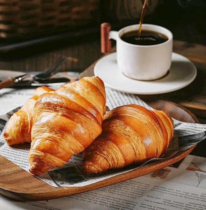 JAVITHEMAN's tweet photo. Just grabbed this warm, buttery croissant fresh from the bakery—crunch on the outside, soft inside, total morning vibe https://t.co/0xvSYxj2Z3