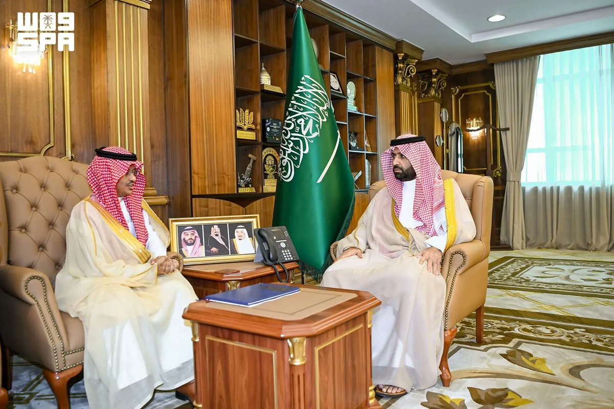 SPAregions's tweet photo. أمير جازان يتسلّم التقرير السنوي لفرع الهلال الأحمر بالمنطقة.
https://t.co/GNSeNLekKf
#واس https://t.co/r4QZFJKGL9
