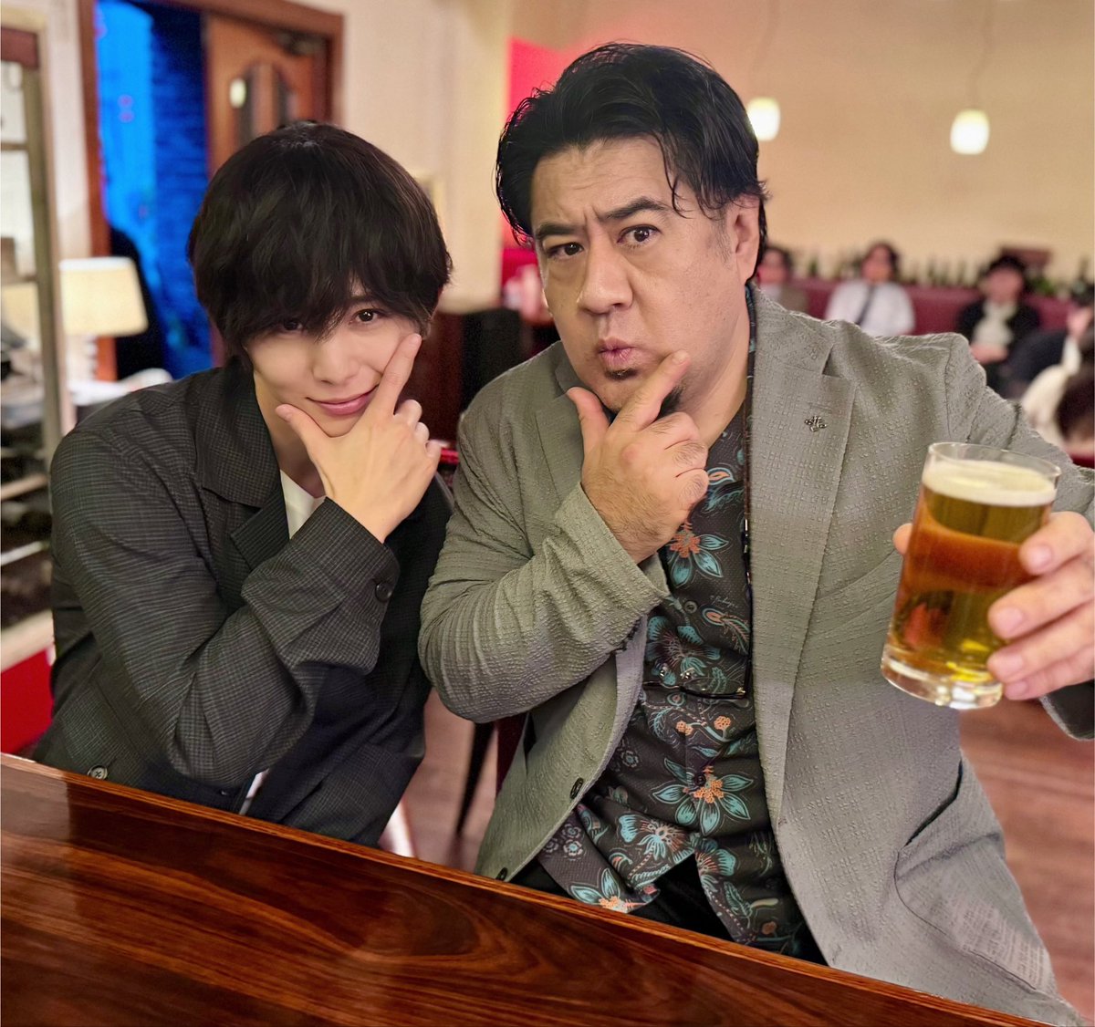 KOTEshinya's tweet photo. しんどいシーンが多い中、現実は明るく楽しくな座長！5話の震えるシーンは隣りで一瞬惹き込まれてイカンイカンと思いました😅これからも良い化学反応目指して頑張ります！

皆さんはどっちの #山田涼介 がお好き？
X版←💘→インスタ版
#一次元の挿し木 #どっちもかわいい
#誰か小手さんに触れてあげて https://t.co/G8VYawgin3